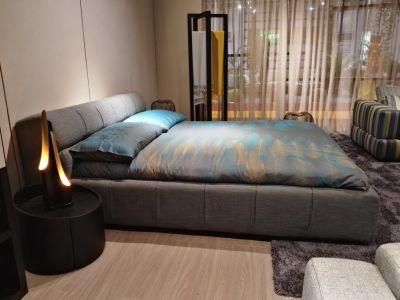 Modern Italian Upholstery Fabric King Bed with Stable Base and Headboard