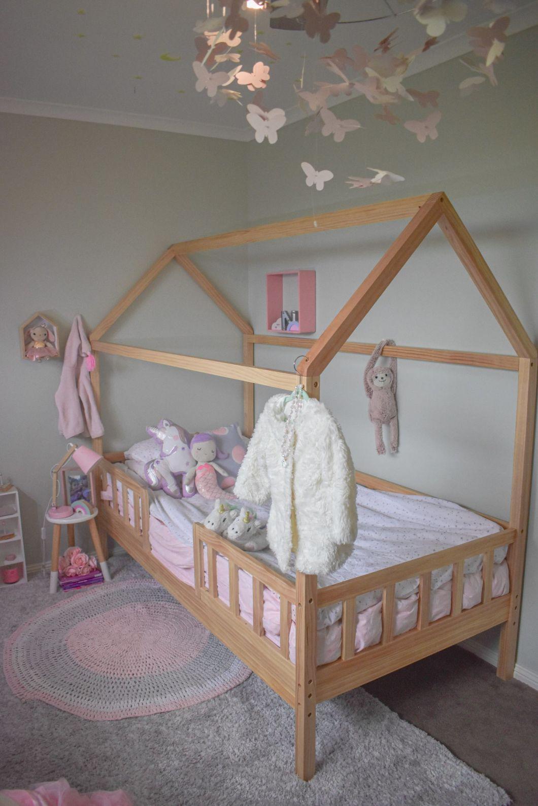No. 13181 Children′s Unisex House Bed with Removable Rails